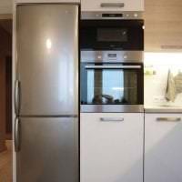 большой холодильник в интерьере кухни в черном цвете фото