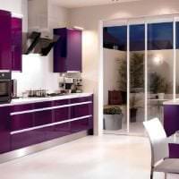 яркий интерьер кухни в фиолетовом цвете картинка
