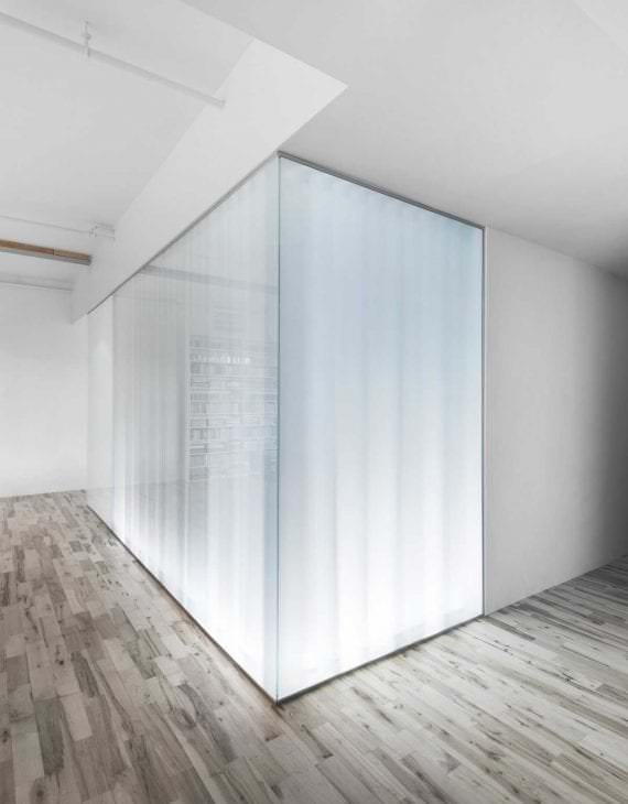 прозрачное стекло в дизайне коридора