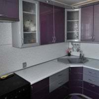 яркий интерьер кухни в фиолетовом цвете фото