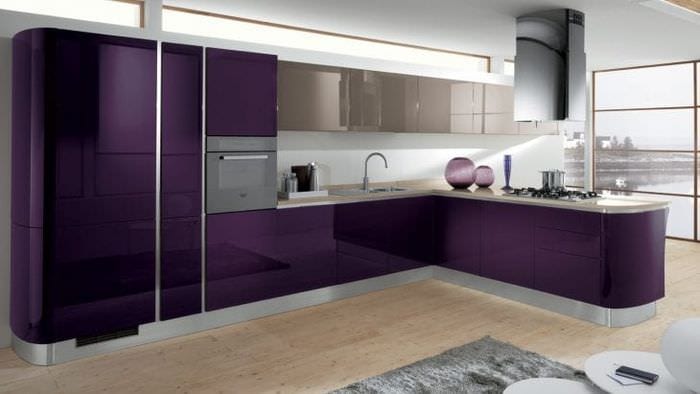 светлый фасад кухни в фиолетовом оттенке