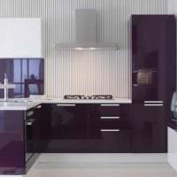светлый интерьер кухни в фиолетовом цвете фото