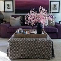 темный фиолетовый диван в декоре дома фото