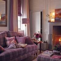 темный фиолетовый диван в дизайне квартиры картинка