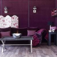 темный фиолетовый диван в стиле гостиной картинка