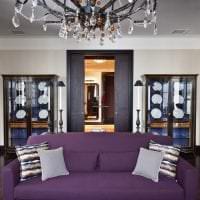 темный фиолетовый диван в интерьере прихожей фото