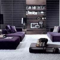 темный фиолетовый диван в декоре квартиры фото
