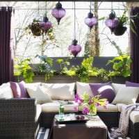 темный фиолетовый диван в дизайне прихожей картинка