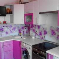 яркий дизайн кухни в фиолетовом цвете фото