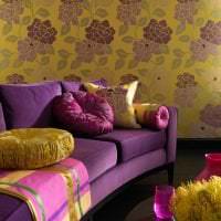 светлый фиолетовый диван в интерьере дома картинка