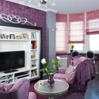 темный фиолетовый диван в дизайне дома картинка