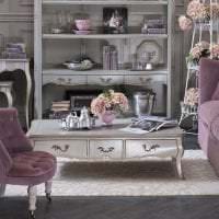 светлый фиолетовый диван в дизайне дома картинка