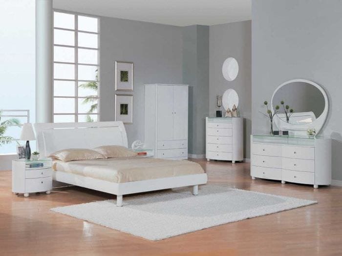 яркая белая мебель в стиле спальни