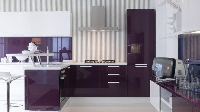 необычный дизайн кухни в фиолетовом цвете