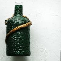 вариант оригинального украшения бутылок из кожи своими руками картинка