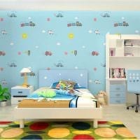 вариант яркого декорирования детской комнаты картинка