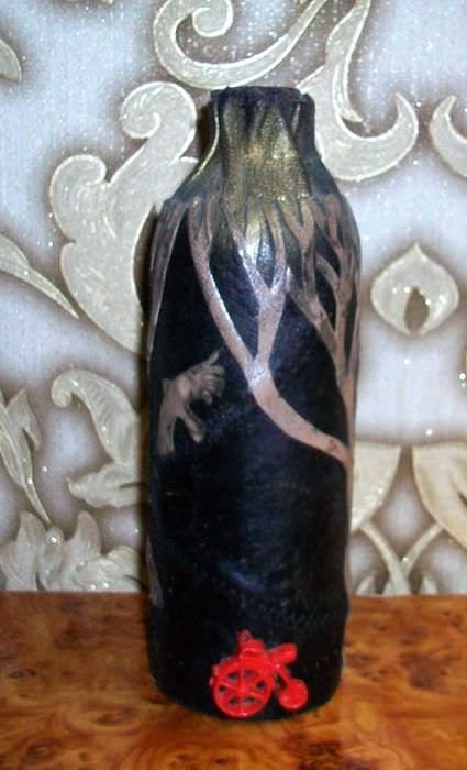 вариант оригинального декора бутылок из кожи своими руками