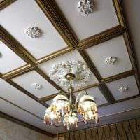 красивое украшение потолка дополнительном светом картинка