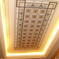 классическое оформление потолка аксессуарами картинка