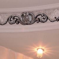 классическое украшение потолка аксессуарами фото