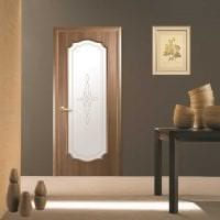 деревянные двери в декоре гостиной фото