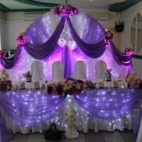яркое украшение свадебного зала ленточками картинка