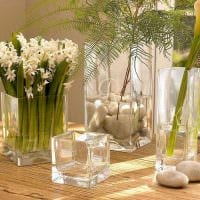 идея красивого украшения настольной вазы фото