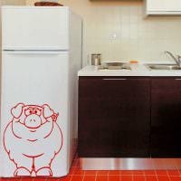 вариант красивого декорирования холодильника на кухне фото
