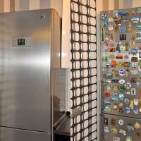 идея оригинального декорирования холодильника на кухне фото