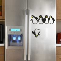 вариант яркого украшения холодильника картинка