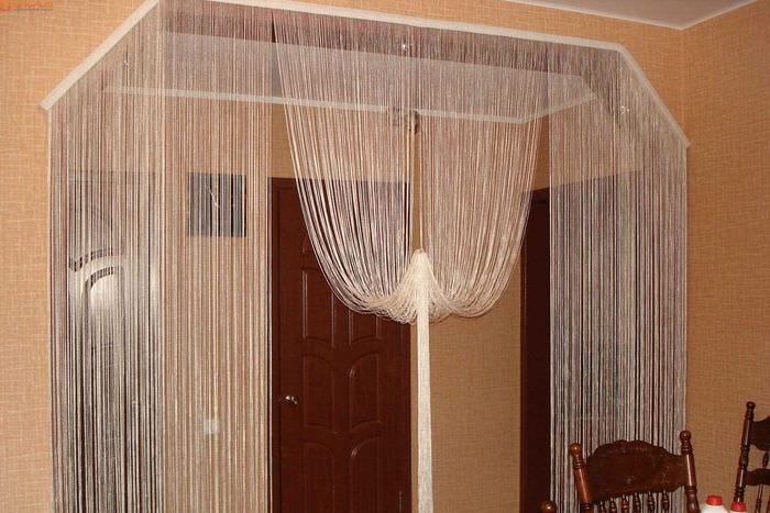 вариант необычных декоративных штор в стиле комнаты