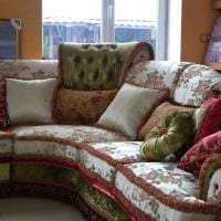 идея современных декоративных подушек в интерьере спальни картинка