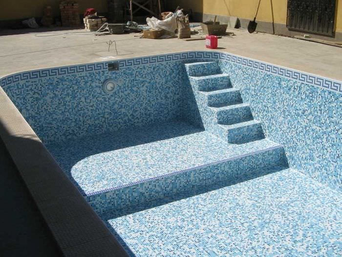 вариант современного дизайна небольшого бассейна