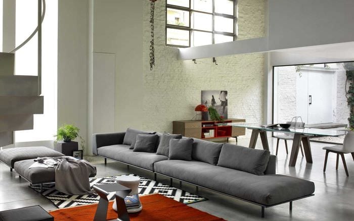 идея необычного дизайна квартиры с диваном