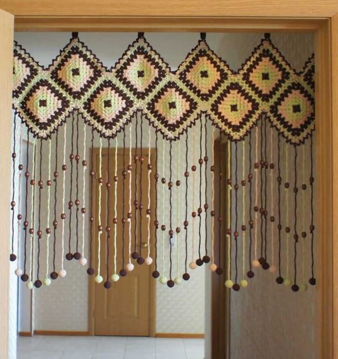 вариант необычных декоративных штор в интерьере квартиры