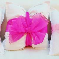 идея оригинальных декоративных подушек в дизайне спальни картинка
