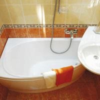 идея яркого интерьера ванной с угловой ванной картинка