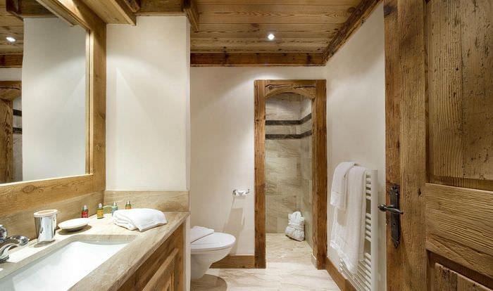 идея красивого дизайна ванной в деревянном доме