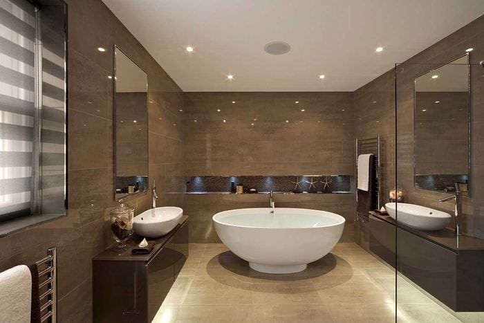 идея необычного дизайна большой ванной