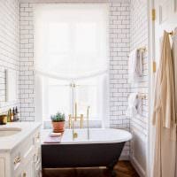 идея красивого интерьера ванной комнаты с окном фото