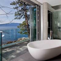идея яркого интерьера ванной комнаты с окном картинка