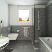 вариант яркого стиля ванной комнаты с окном фото