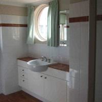 идея красивого интерьера ванной комнаты с окном картинка