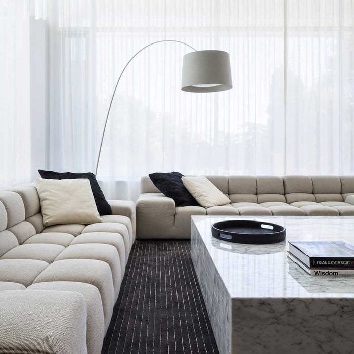 вариант яркого дизайна гостиной комнаты в стиле минимализм