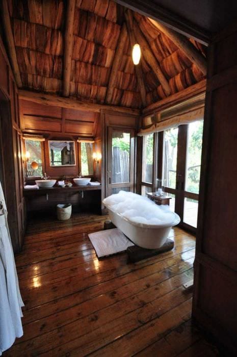 идея яркого стиля ванной комнаты в деревянном доме