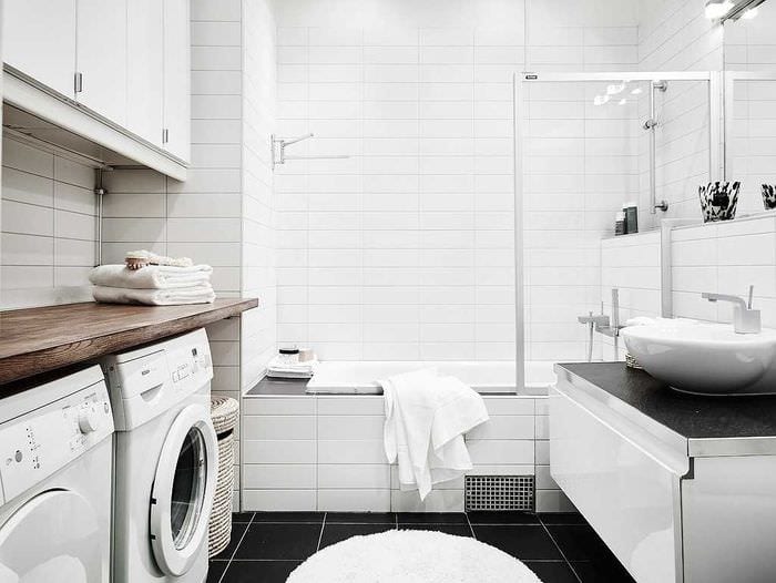 идея необычного интерьера ванной комнаты в черно-белых тонах