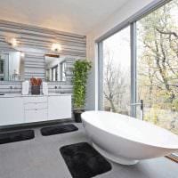 вариант необычного интерьера ванной комнаты с окном фото