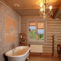 идея яркого дизайна ванной комнаты в деревянном доме фото