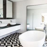 вариант яркого интерьера ванной комнаты в черно-белых тонах фото