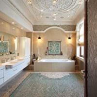 идея яркого интерьера ванной комнаты с окном фото